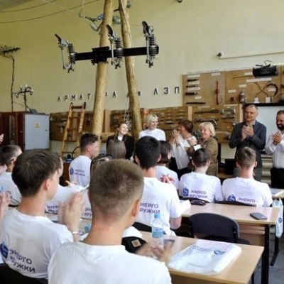 Филиал «Кировэнерго», совместно с учебным центром «Энергетик» и Вятским государственным университетом, подвел итоги очередного учебного года в рамках проекта «Энергокружки»